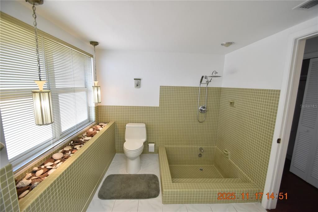 For Rent: $3,995 (3 beds, 2 baths, 2497 Square Feet)