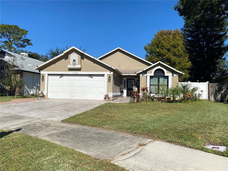 For Sale: $425,000 (3 beds, 2 baths, 1324 Square Feet)