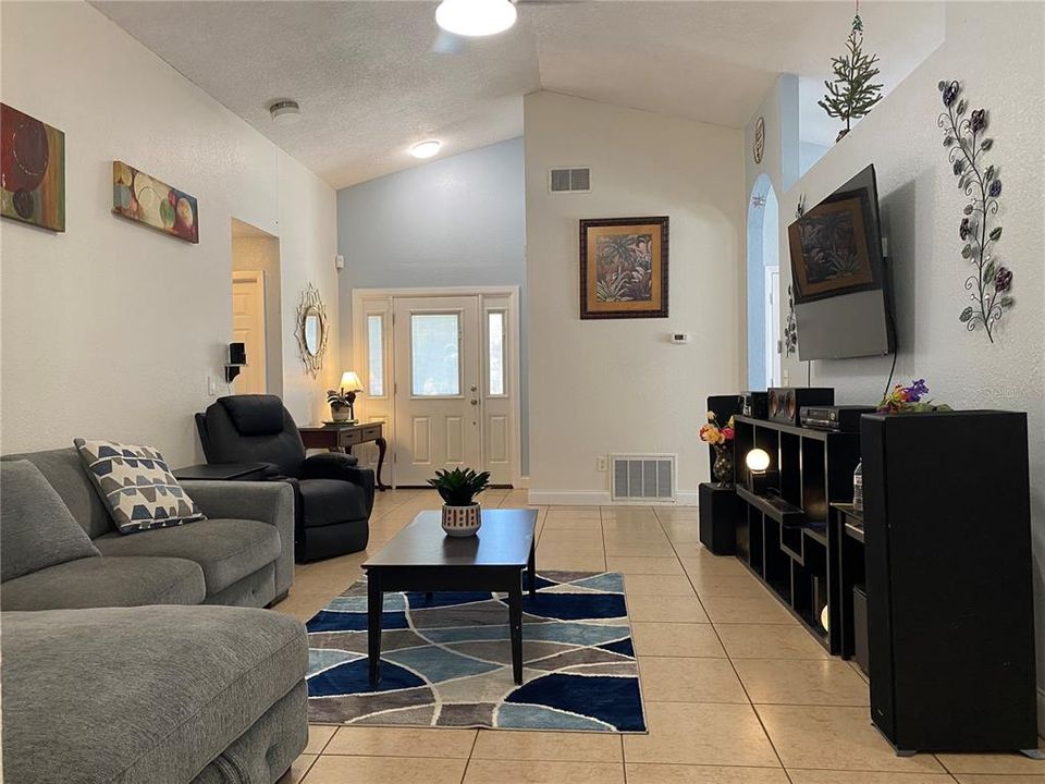 For Sale: $425,000 (3 beds, 2 baths, 1324 Square Feet)