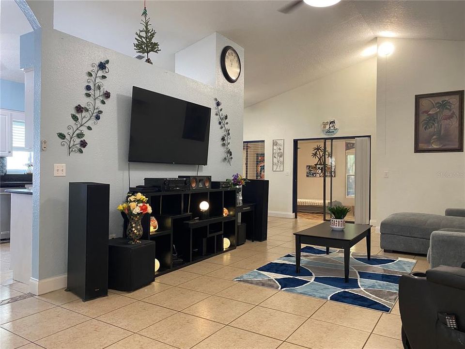 For Sale: $425,000 (3 beds, 2 baths, 1324 Square Feet)