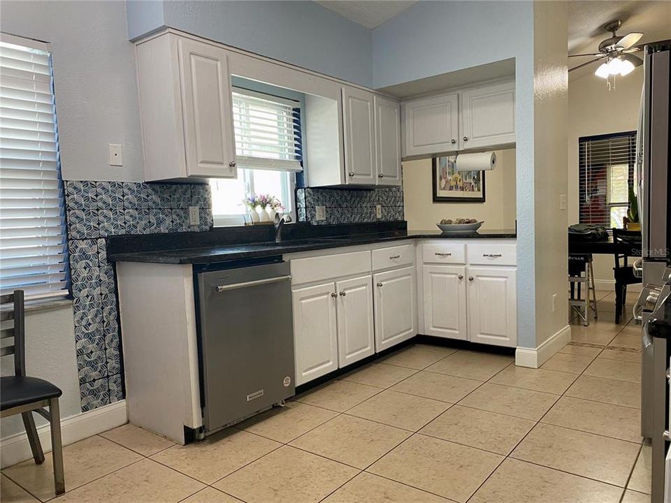 For Sale: $425,000 (3 beds, 2 baths, 1324 Square Feet)