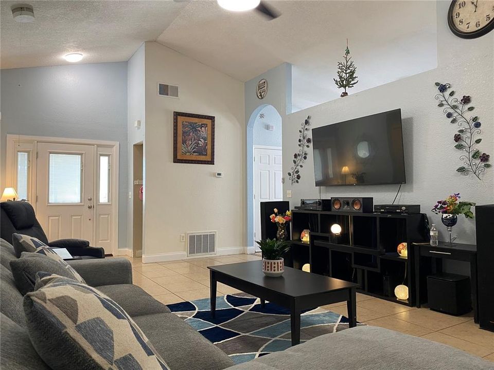 For Sale: $425,000 (3 beds, 2 baths, 1324 Square Feet)