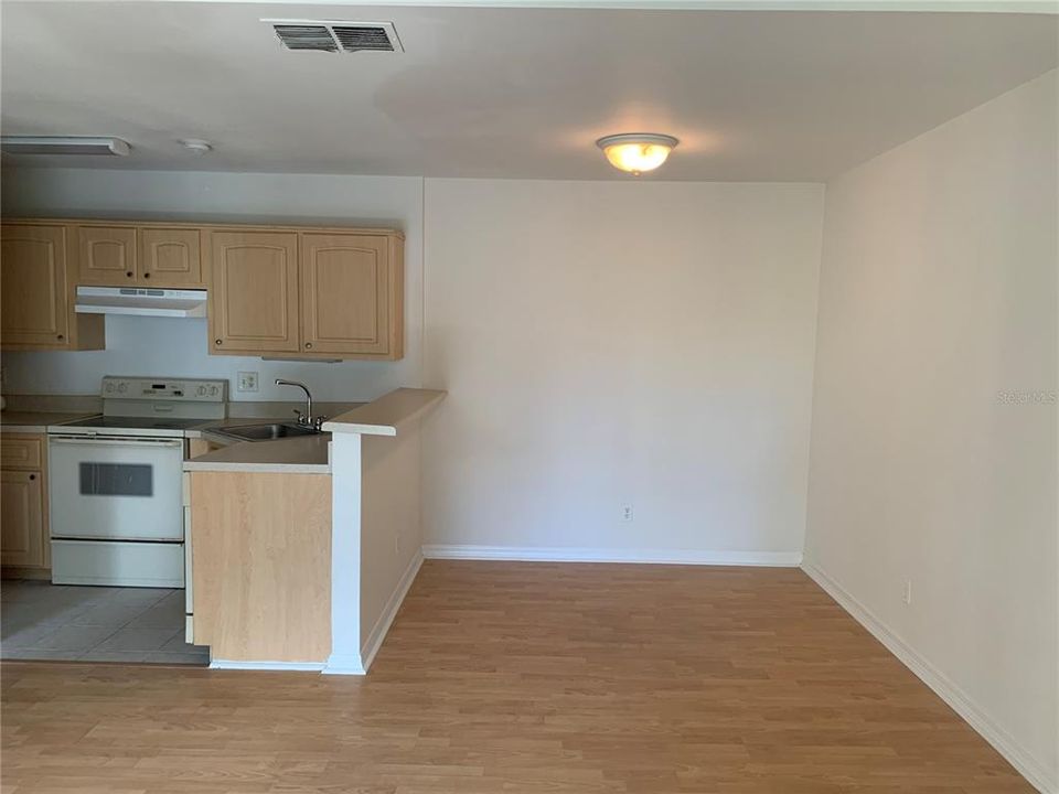 For Rent: $1,400 (1 beds, 1 baths, 1037 Square Feet)