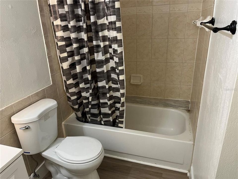 For Rent: $1,400 (1 beds, 1 baths, 1037 Square Feet)