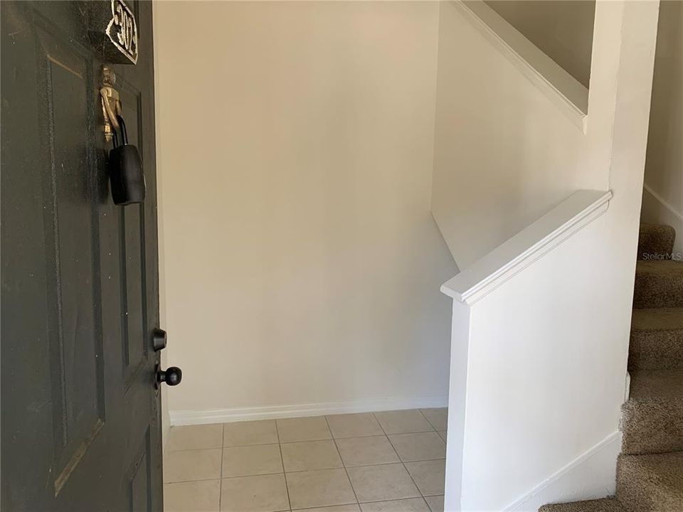 For Rent: $1,400 (1 beds, 1 baths, 1037 Square Feet)