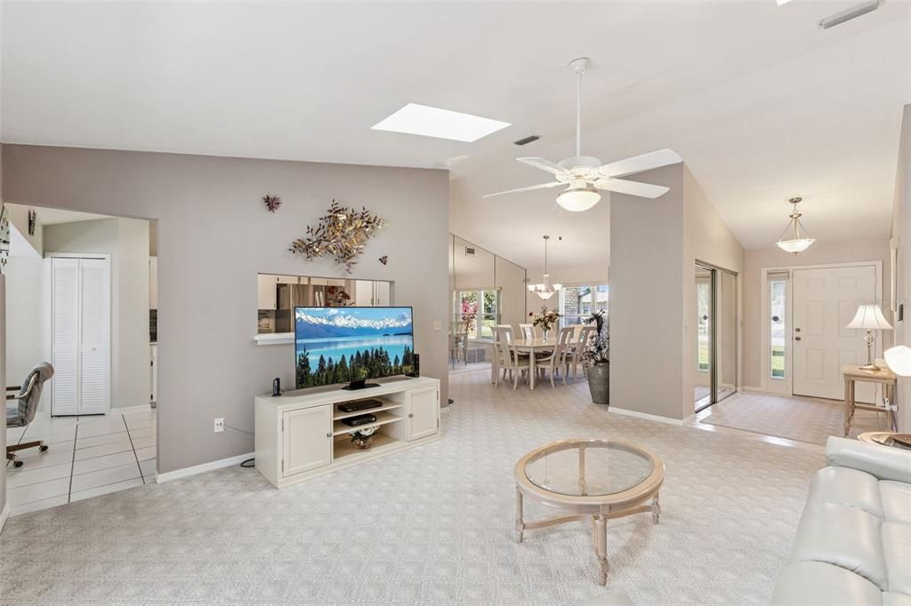 Под контрактом: $325,000 (3 спален, 2 ванн, 1558 Квадратных фут)