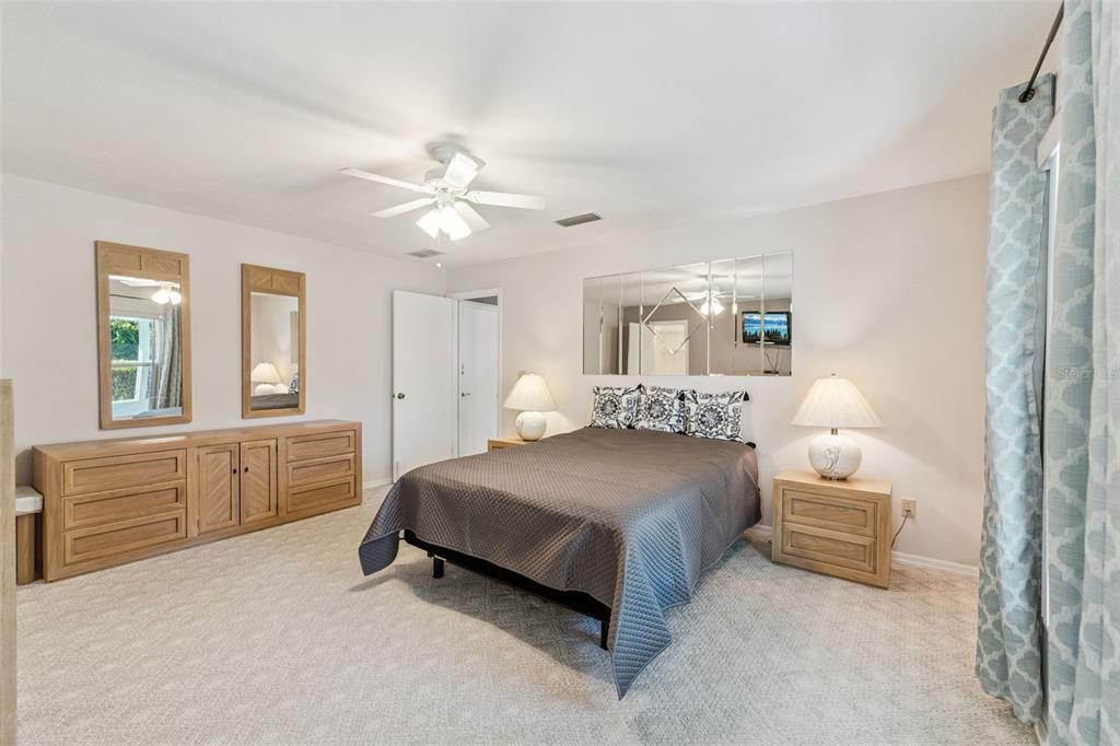 Под контрактом: $325,000 (3 спален, 2 ванн, 1558 Квадратных фут)