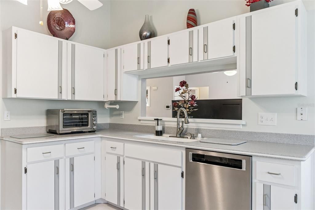 Под контрактом: $325,000 (3 спален, 2 ванн, 1558 Квадратных фут)