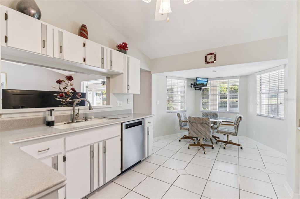 Под контрактом: $325,000 (3 спален, 2 ванн, 1558 Квадратных фут)