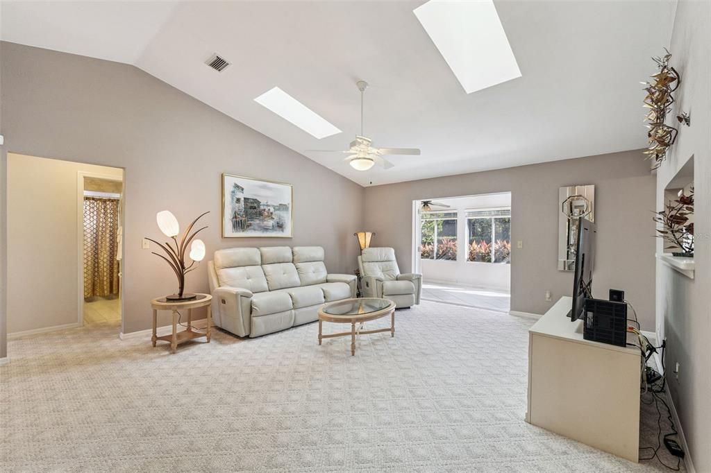 Под контрактом: $325,000 (3 спален, 2 ванн, 1558 Квадратных фут)