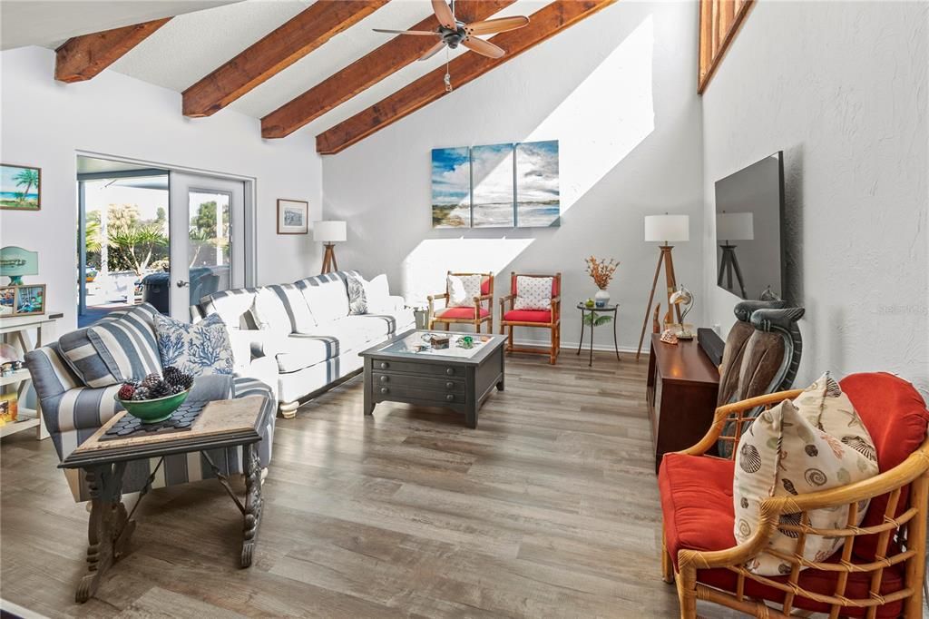 待售: $329,900 (2 贝兹, 2 浴室, 1316 平方英尺)