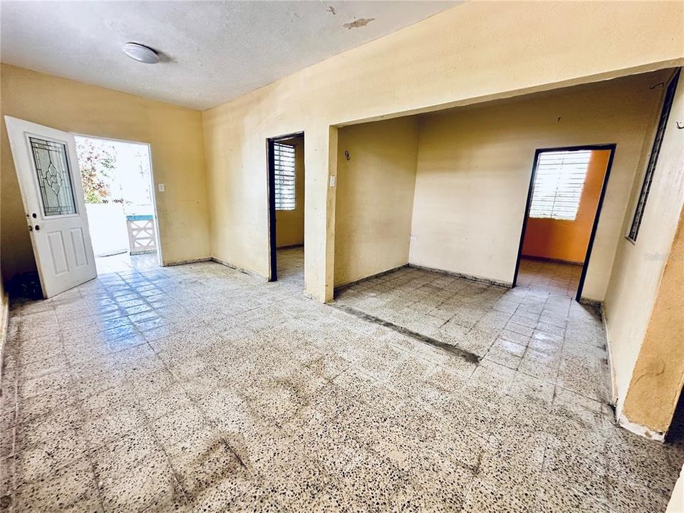 En Venta: $130,000 (9 camas, 3 baños, 2628 Pies cuadrados)