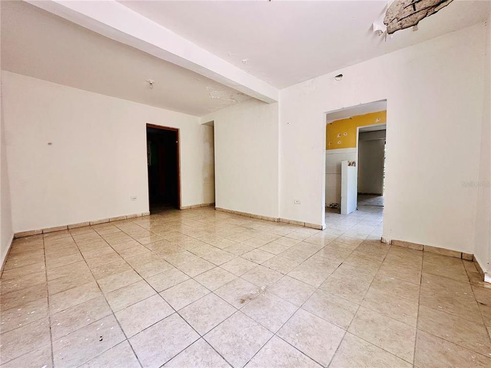 En Venta: $130,000 (9 camas, 3 baños, 2628 Pies cuadrados)