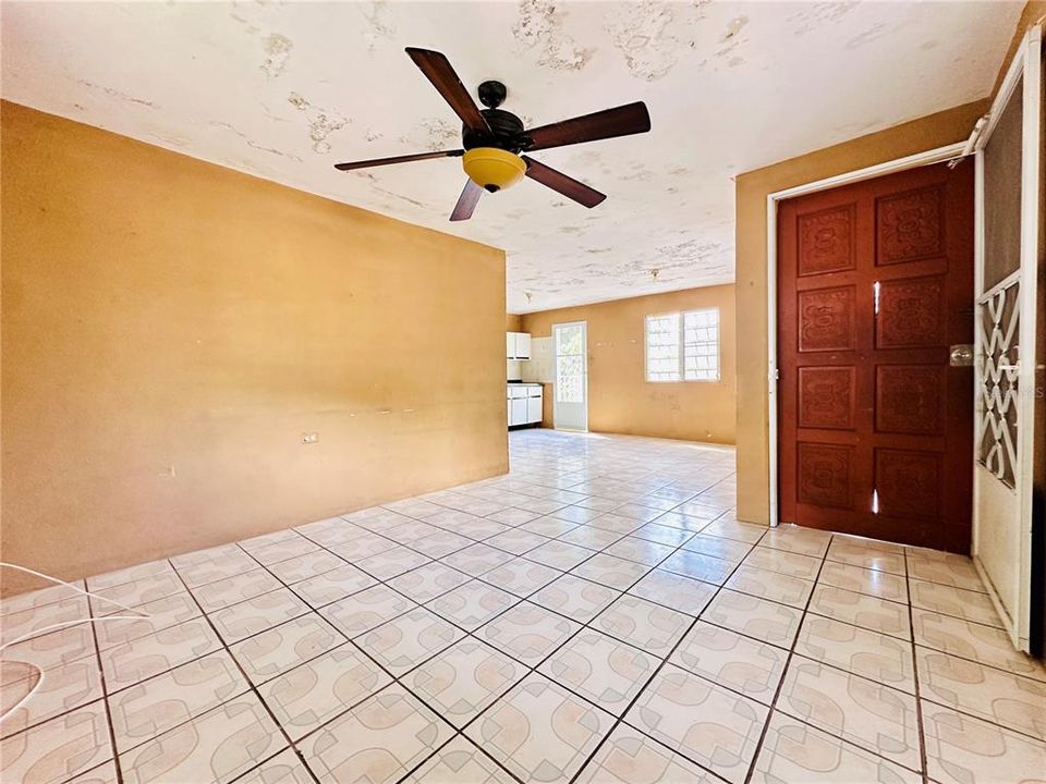 En Venta: $130,000 (9 camas, 3 baños, 2628 Pies cuadrados)