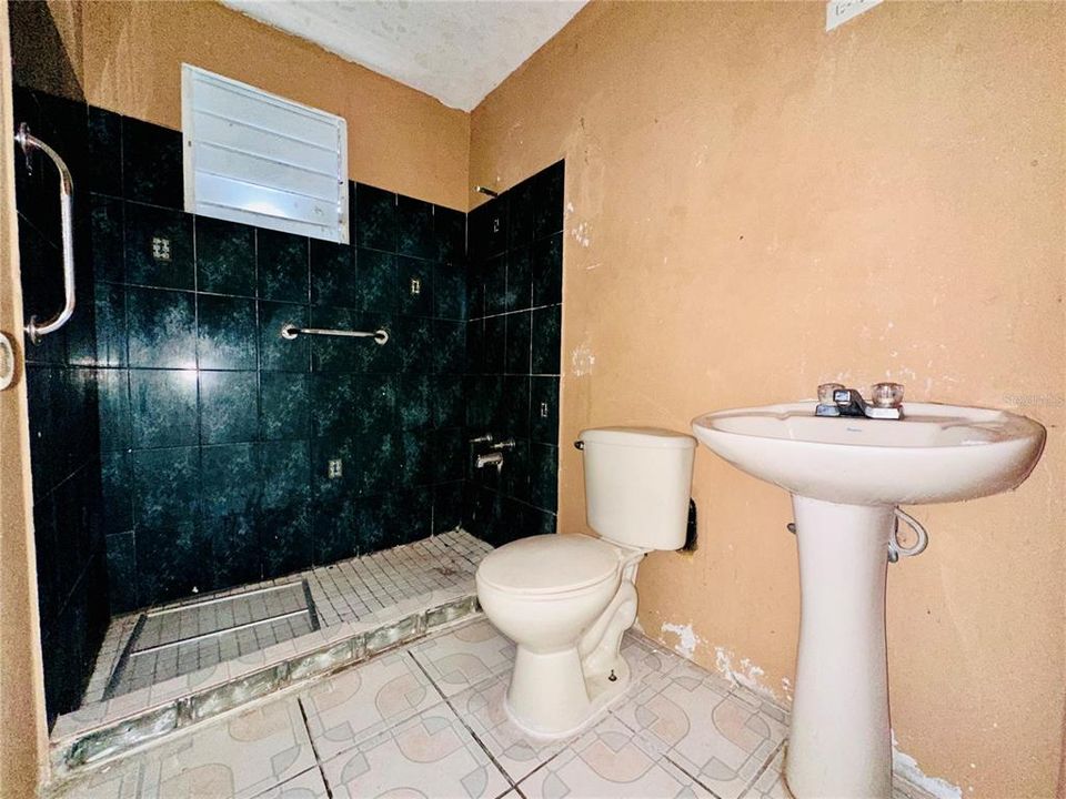 En Venta: $130,000 (9 camas, 3 baños, 2628 Pies cuadrados)