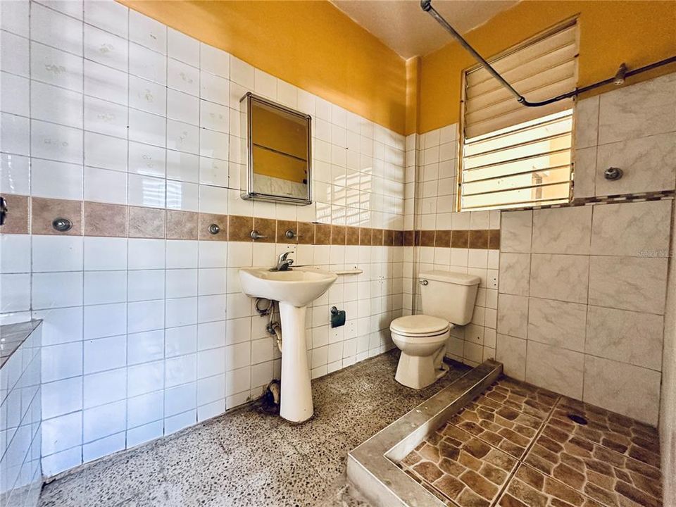 En Venta: $130,000 (9 camas, 3 baños, 2628 Pies cuadrados)