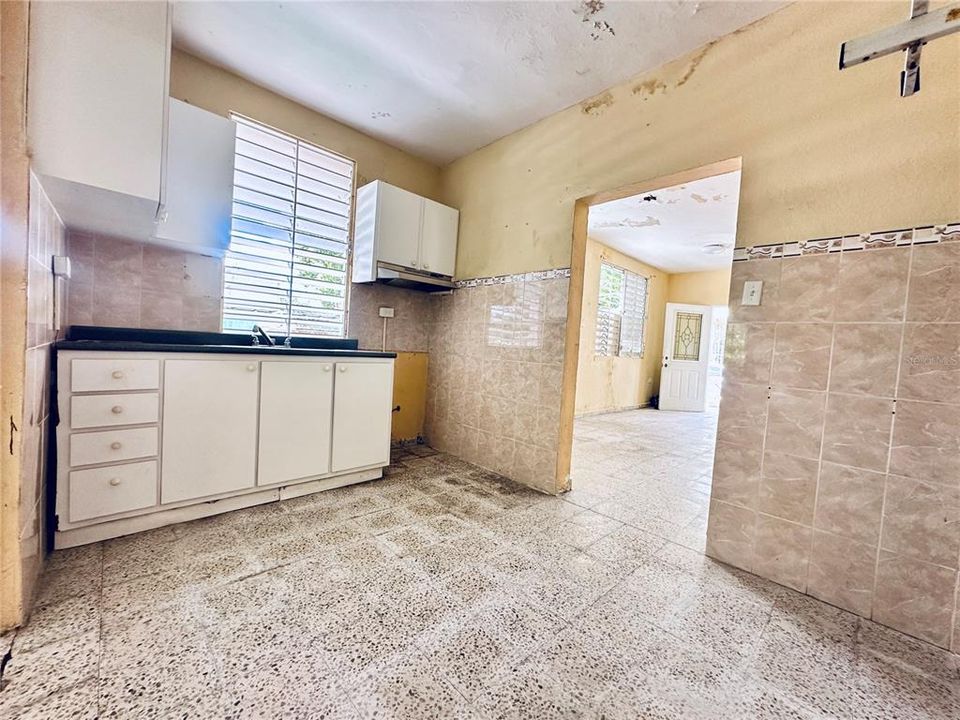 En Venta: $130,000 (9 camas, 3 baños, 2628 Pies cuadrados)