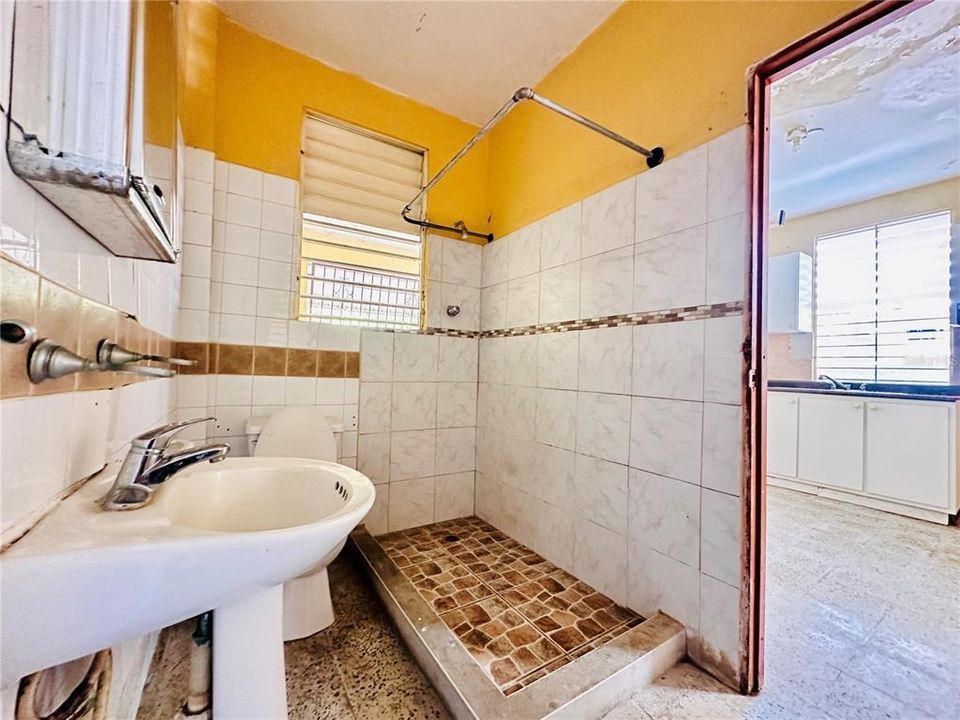 En Venta: $130,000 (9 camas, 3 baños, 2628 Pies cuadrados)