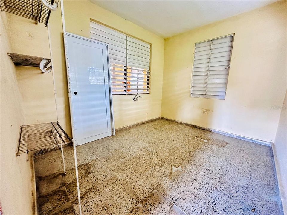 En Venta: $130,000 (9 camas, 3 baños, 2628 Pies cuadrados)