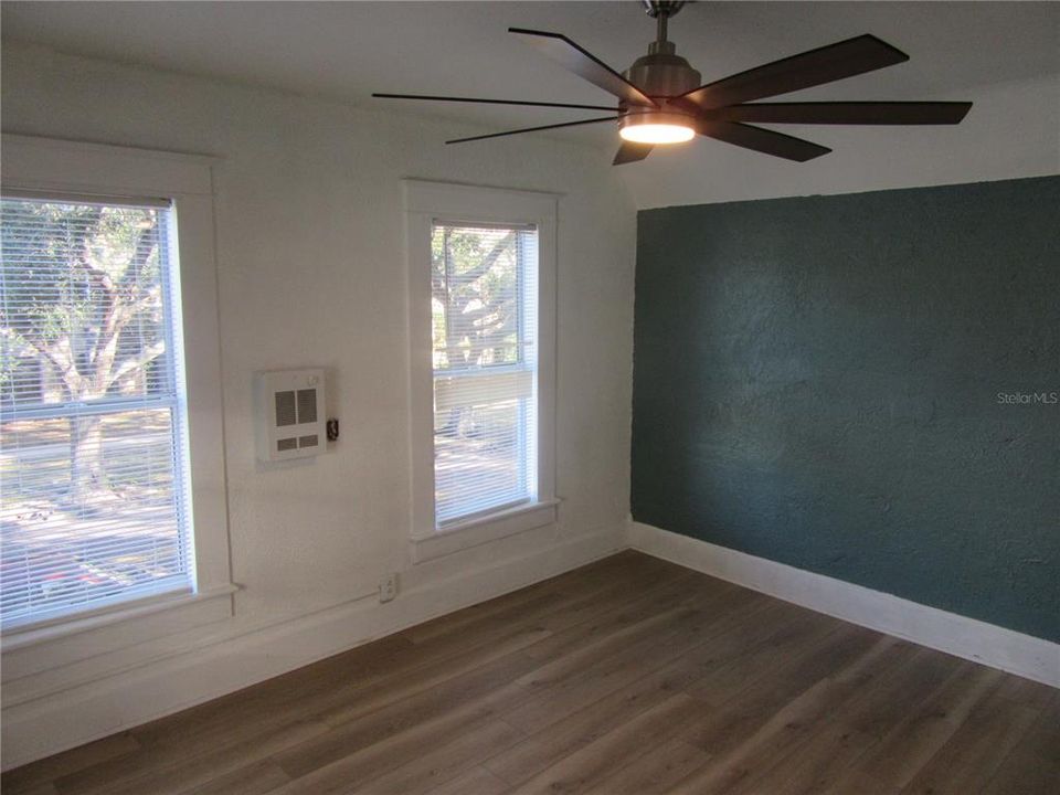 For Rent: $1,300 (1 beds, 1 baths, 450 Square Feet)