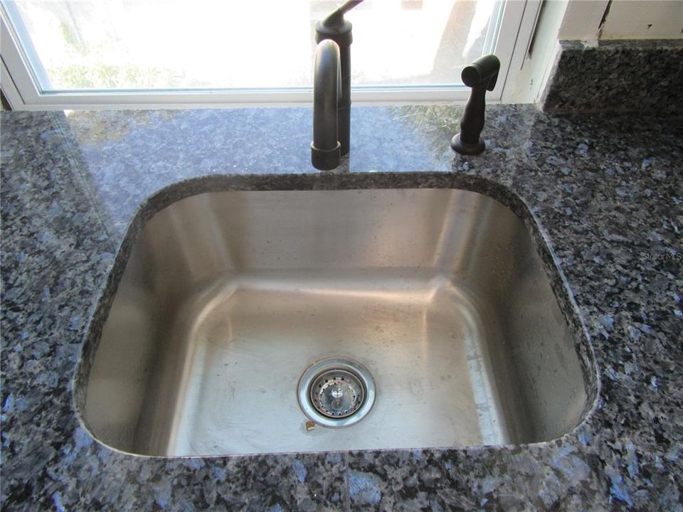 For Rent: $1,300 (1 beds, 1 baths, 450 Square Feet)