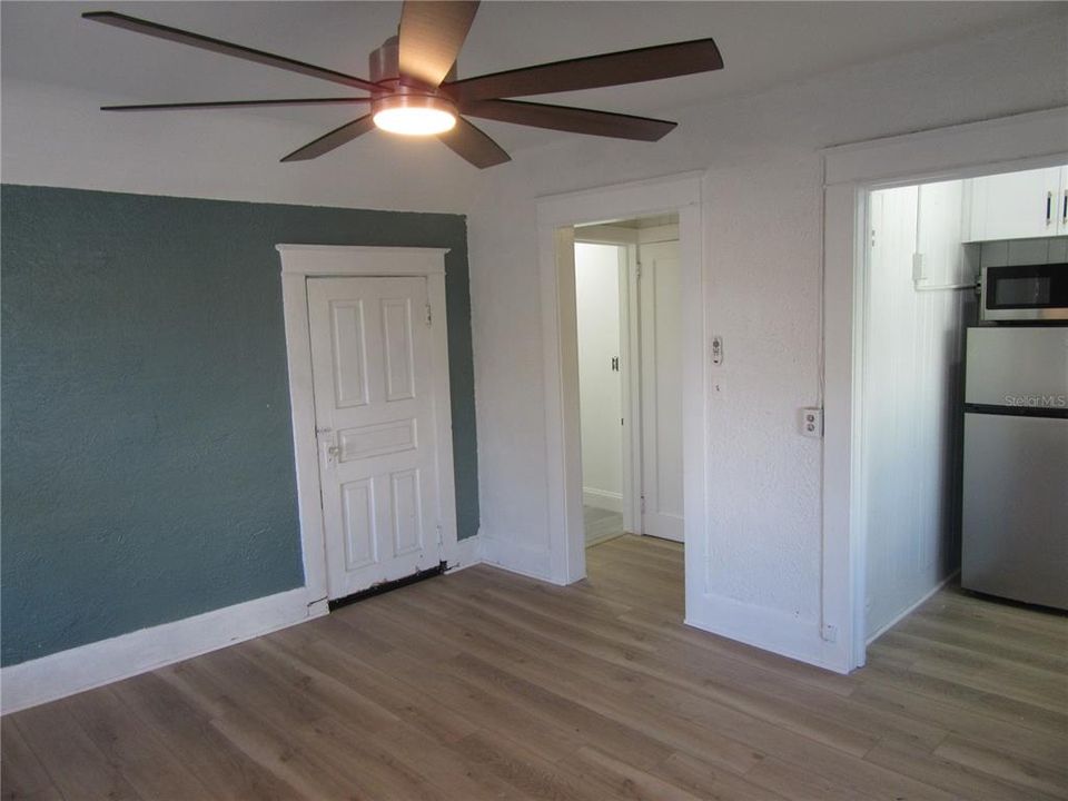 For Rent: $1,300 (1 beds, 1 baths, 450 Square Feet)