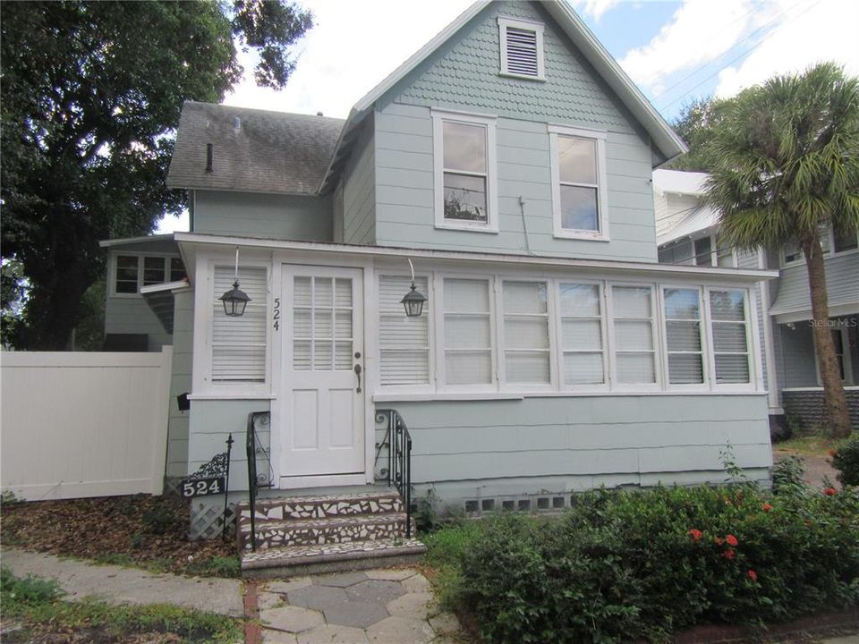 For Rent: $1,300 (1 beds, 1 baths, 450 Square Feet)