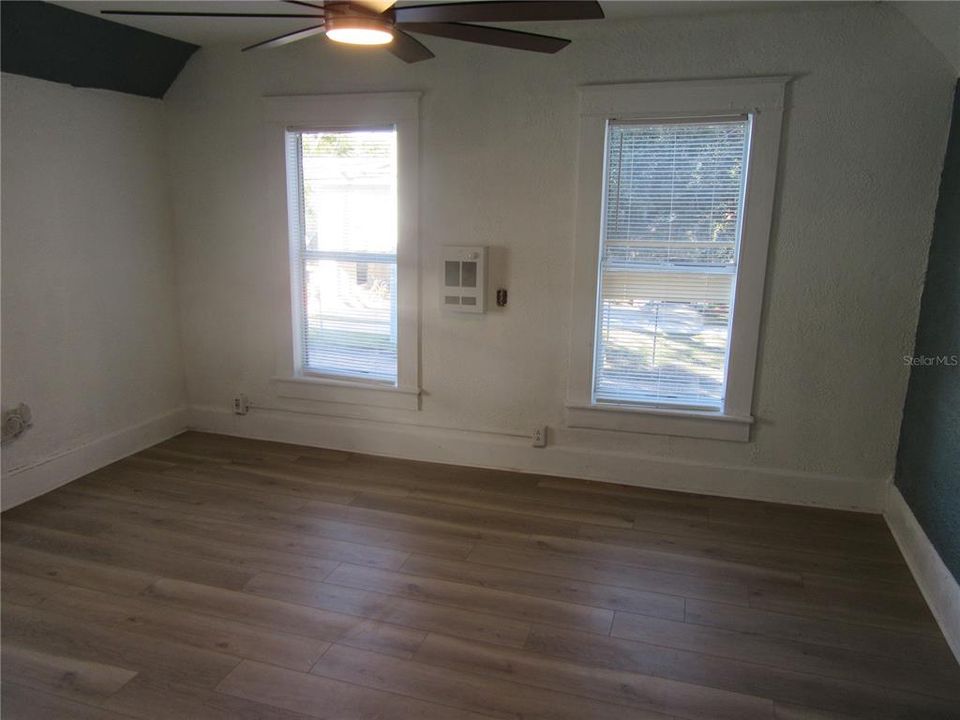 For Rent: $1,300 (1 beds, 1 baths, 450 Square Feet)