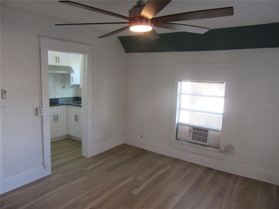 For Rent: $1,300 (1 beds, 1 baths, 450 Square Feet)