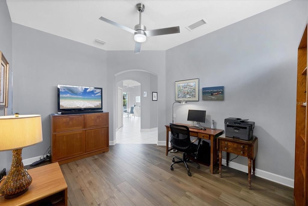 合同活跃: $470,000 (2 贝兹, 2 浴室, 1615 平方英尺)