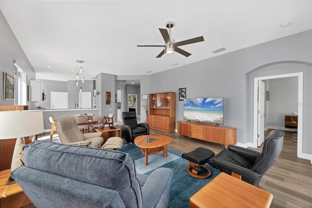 合同活跃: $470,000 (2 贝兹, 2 浴室, 1615 平方英尺)