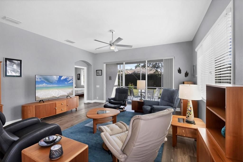 合同活跃: $470,000 (2 贝兹, 2 浴室, 1615 平方英尺)