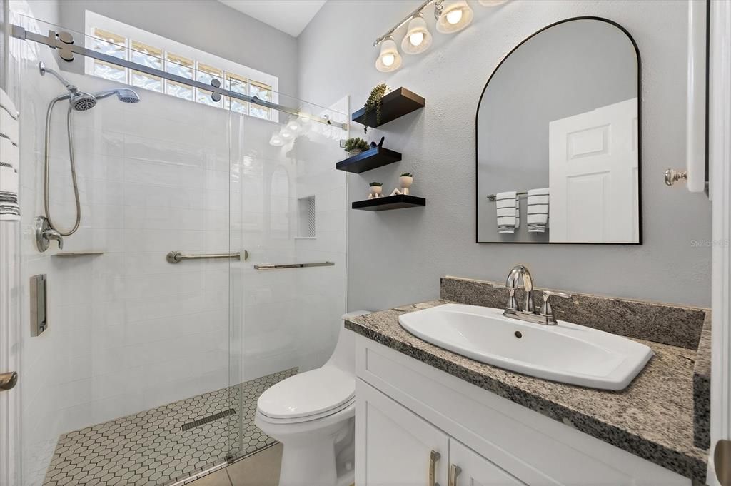 合同活跃: $470,000 (2 贝兹, 2 浴室, 1615 平方英尺)