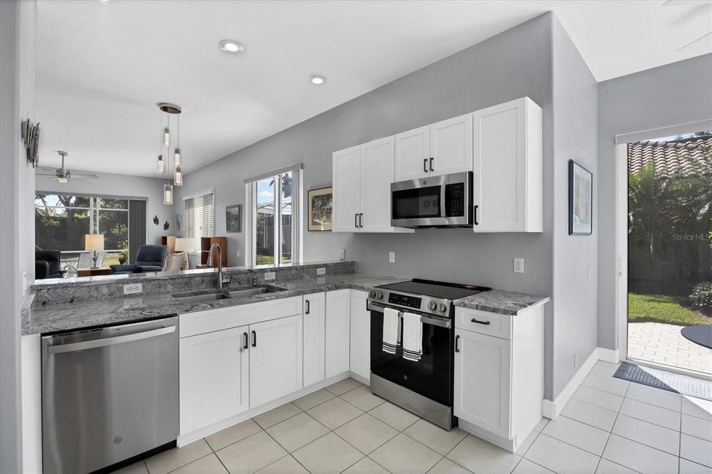 合同活跃: $470,000 (2 贝兹, 2 浴室, 1615 平方英尺)