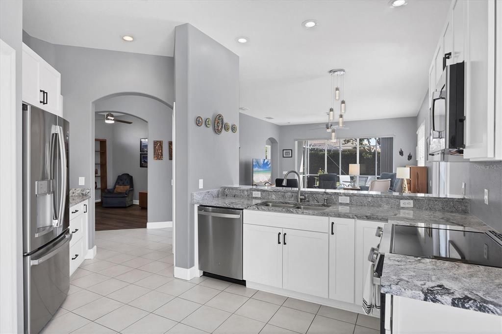 合同活跃: $470,000 (2 贝兹, 2 浴室, 1615 平方英尺)