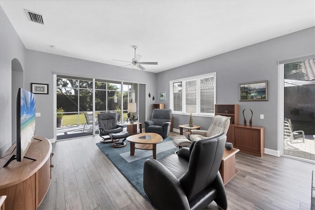 合同活跃: $470,000 (2 贝兹, 2 浴室, 1615 平方英尺)