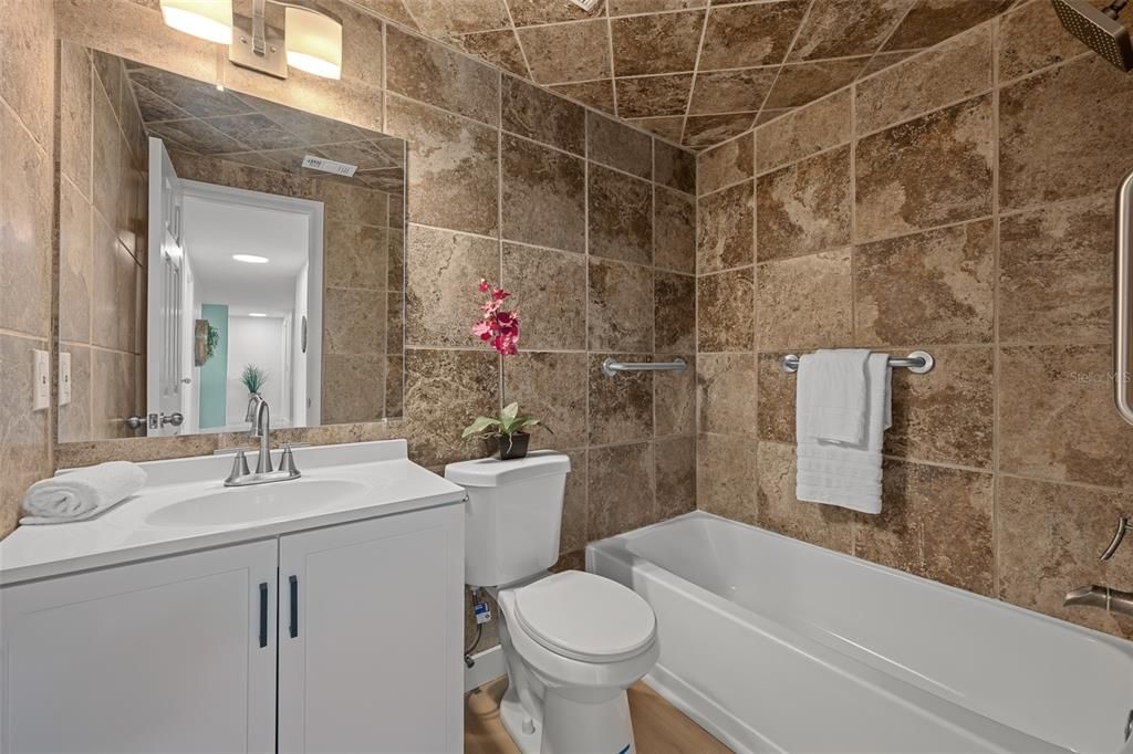 合同活跃: $369,990 (4 贝兹, 2 浴室, 1420 平方英尺)