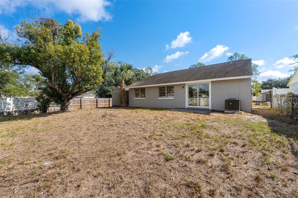 合同活跃: $369,990 (4 贝兹, 2 浴室, 1420 平方英尺)