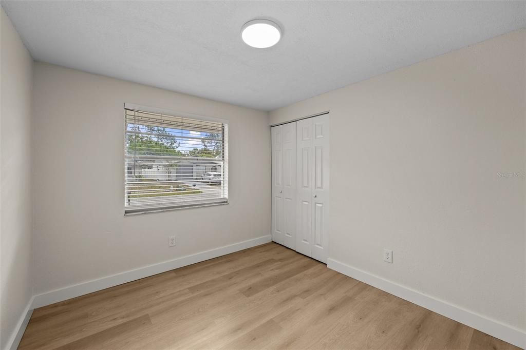 合同活跃: $369,990 (4 贝兹, 2 浴室, 1420 平方英尺)