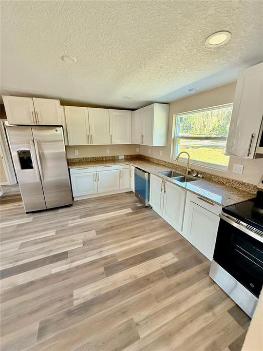 На продажу: $240,000 (3 спален, 2 ванн, 1176 Квадратных фут)