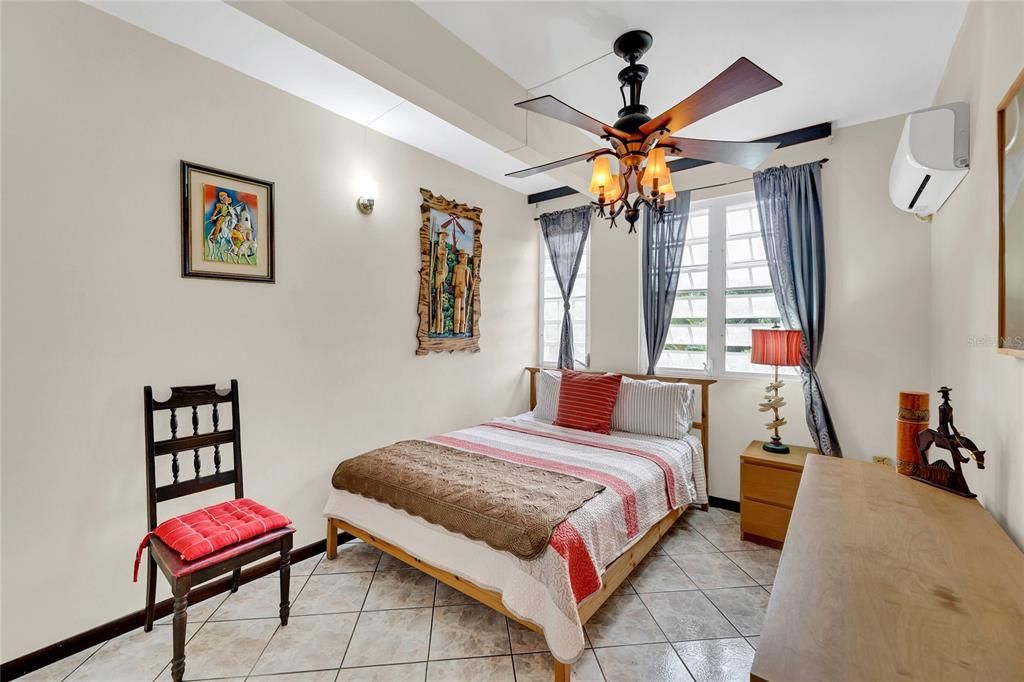 For Sale: $600,000 (6 beds, 5 baths, 3726 Square Feet)