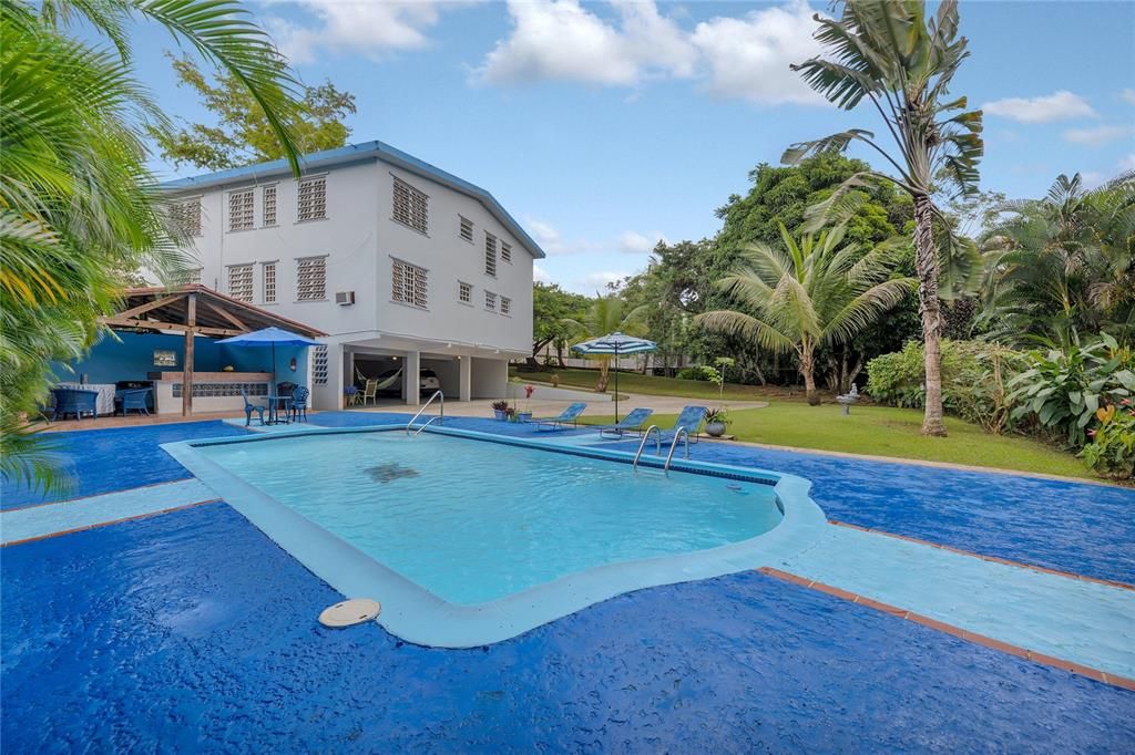 For Sale: $600,000 (6 beds, 5 baths, 3726 Square Feet)