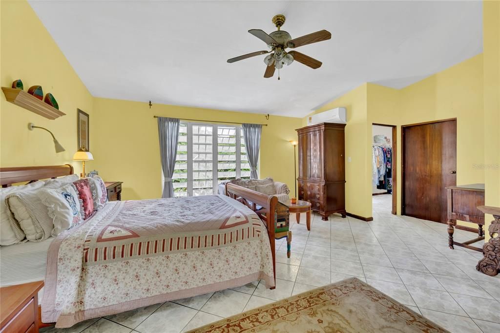 For Sale: $600,000 (6 beds, 5 baths, 3726 Square Feet)