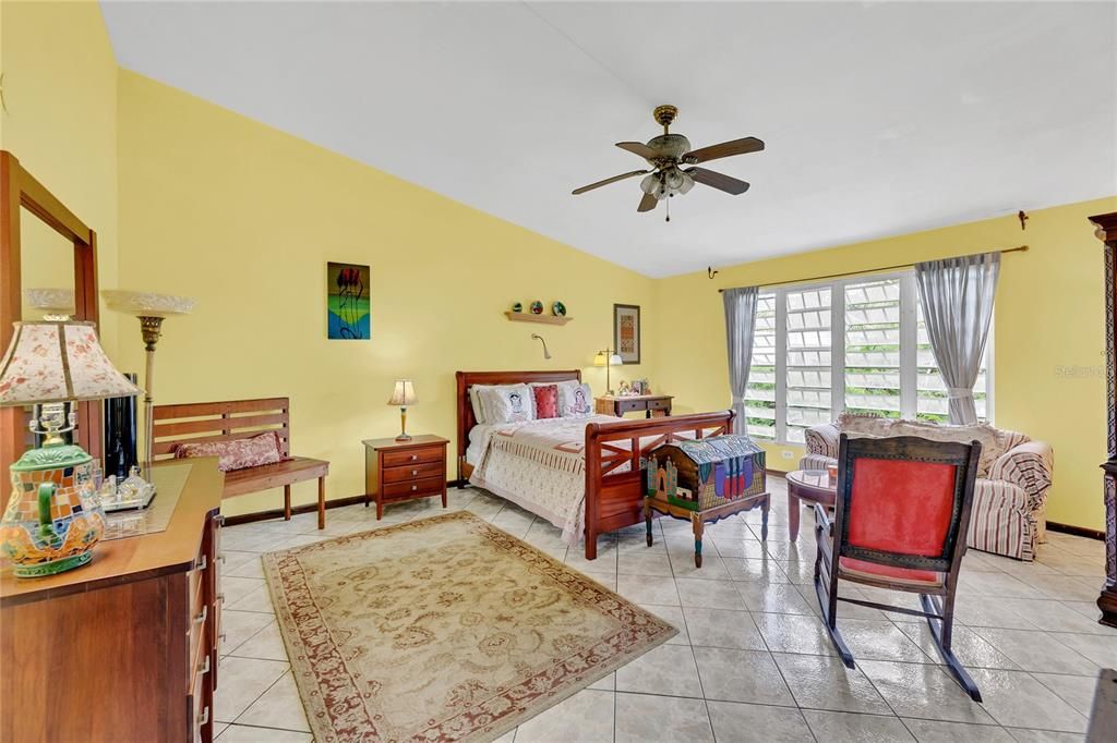 For Sale: $600,000 (6 beds, 5 baths, 3726 Square Feet)