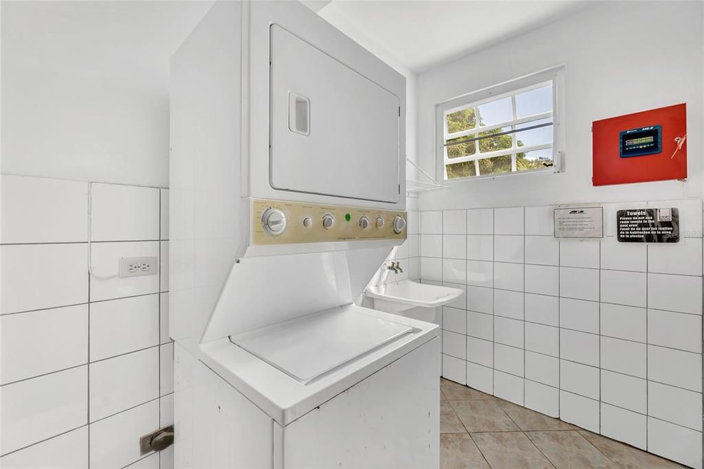 For Sale: $600,000 (6 beds, 5 baths, 3726 Square Feet)