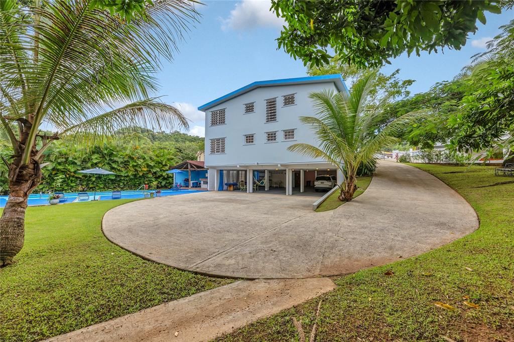 For Sale: $600,000 (6 beds, 5 baths, 3726 Square Feet)