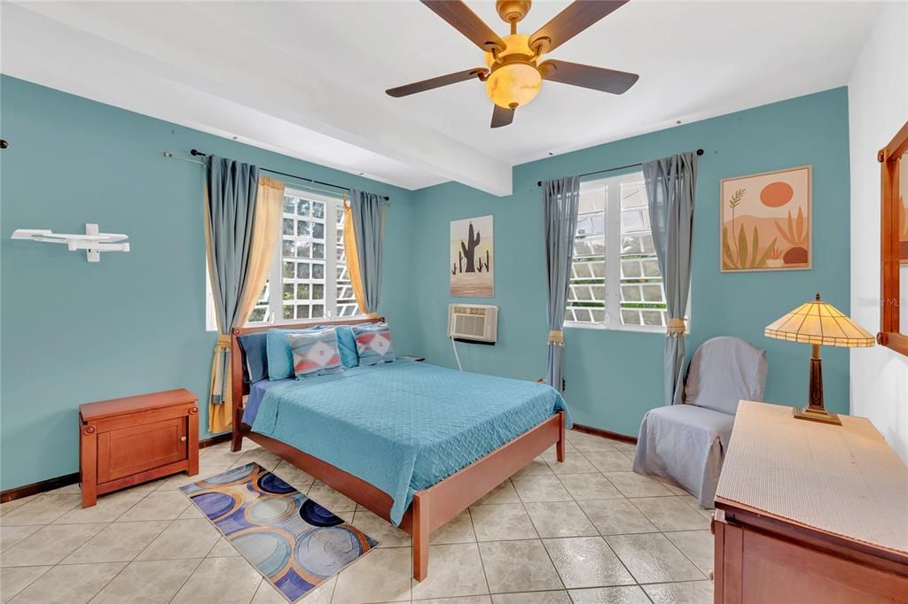 For Sale: $600,000 (6 beds, 5 baths, 3726 Square Feet)