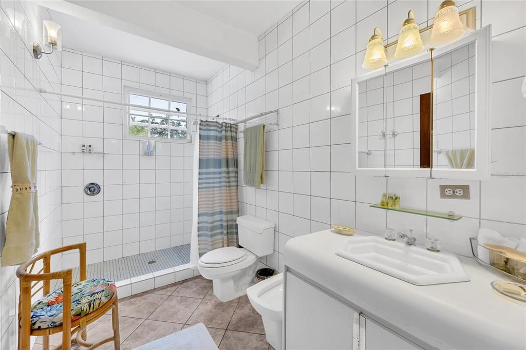 For Sale: $600,000 (6 beds, 5 baths, 3726 Square Feet)