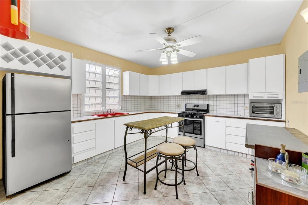 For Sale: $600,000 (6 beds, 5 baths, 3726 Square Feet)