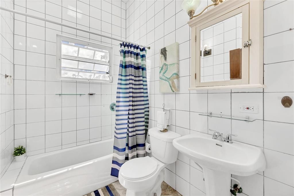 For Sale: $600,000 (6 beds, 5 baths, 3726 Square Feet)